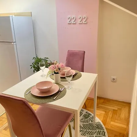 アパート 22 22 *